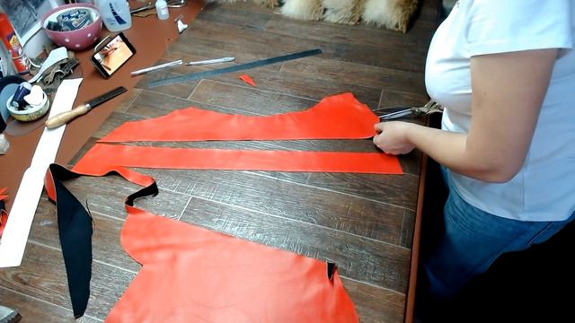 Работа с курткой из рыжей лисы и яркой кожей в ателье по мехам. Скорняк по пошиву шуб. смотреть онлайн