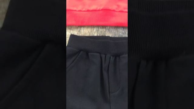 Фирменный спортивный костюм из кофты красного и штанов черного цветов смотреть онлайн