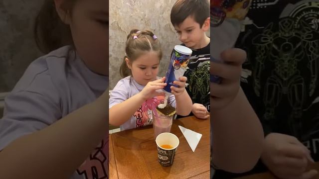 СофияЛайк снова на мастер классе по приготовлению молочного коктейля! 🥤Было очень здорово и вкусно! смотреть онлайн