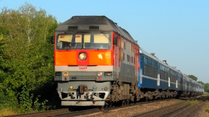 "В лучах рассвета". ТЭП70-0132 с пассажирским поездом Минск — Адлер