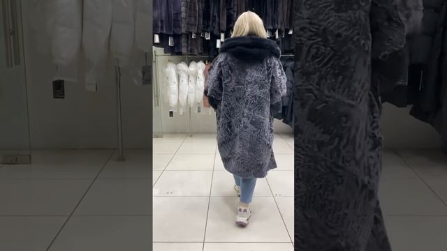 Шуба из каракульчи с норковым Капюшеном и рукав отделка норка Размеры 48/50/62/54/56/58 смотреть онлайн