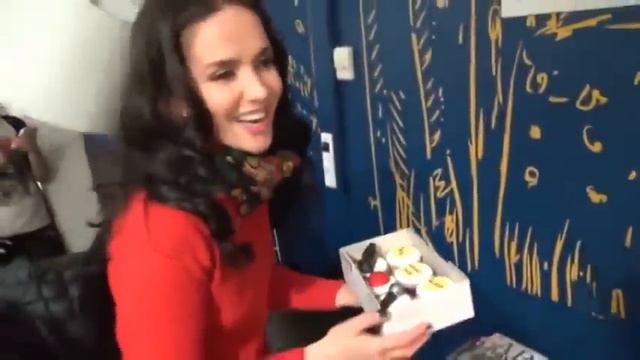 Наталье Орейро дарят подарки после концерта (Краснодар) смотреть онлайн