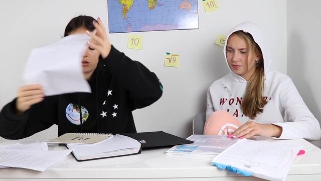 BEGIN VS EINDE VAN HET SCHOOLJAAR! | SKETCH смотреть онлайн