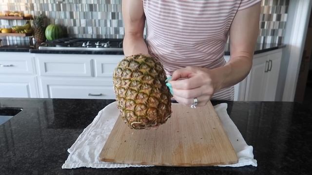 No Knife Pineapple Hack ?(how to pull apart a pineapple & correctly eat it) Clean & Delicious! смотреть онлайн