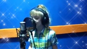 Девочка поёт . Гляжу в озёра синии