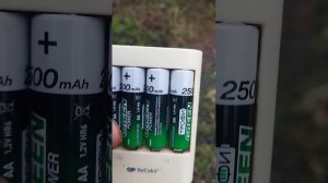 КАК СДЕЛАТЬ ЗАРЯДК ДЛЯ ПАЛЬЧИКОВЫХ БАТАРЕЕК. ДЁШЕВО И СЕРДИТО!