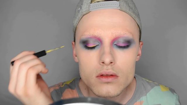 Alien Inspired/Editorial Makeup Tutorial смотреть онлайн