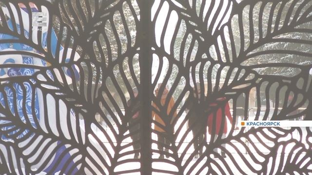 На входе в Центральный парк Красноярска установили огромную серебристую арку смотреть онлайн