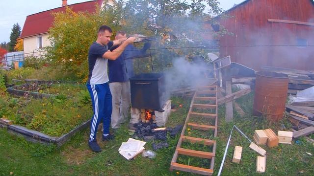 ОТДЫХАЕМ НА ДАЧЕ/ ПЕРВЫЙ РАЗ КОПТИЛ РЫБУ смотреть онлайн