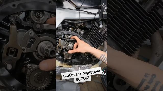 Выбивает передачи SUZUKI GS500 смотреть онлайн