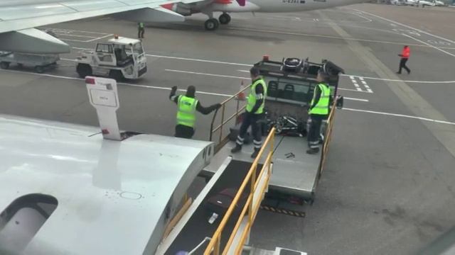 vykládka na letisku London Luton Airport, Luton airport baggage handler смотреть онлайн