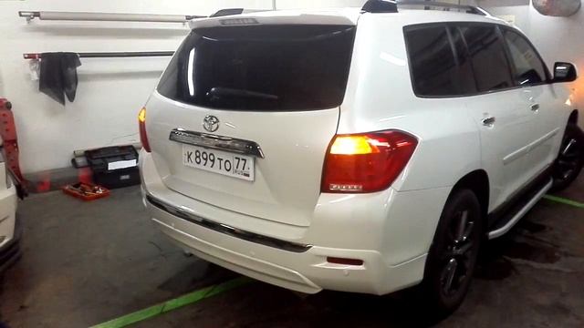Открытие багажника ногой на Toyota Highlander смотреть онлайн