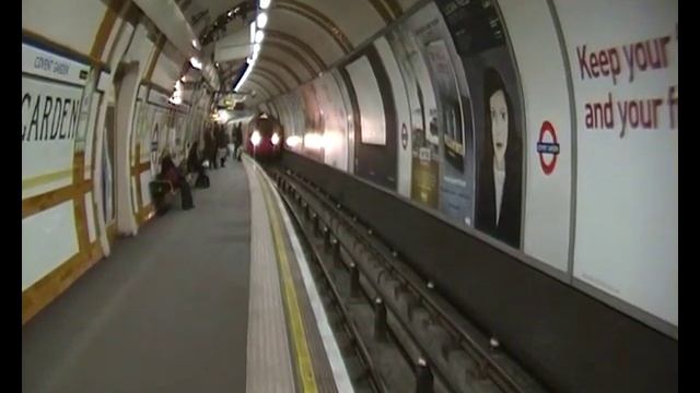 Tube train arriving at Covent Garden, and I get a wave at the end! смотреть онлайн