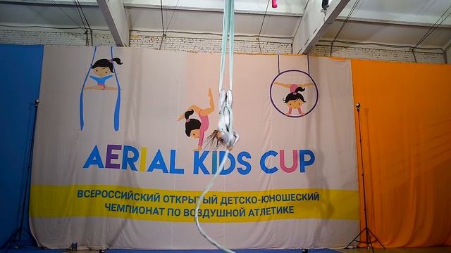 Воздушная гимнастика на полотнах. Алеся Чернышева смотреть онлайн