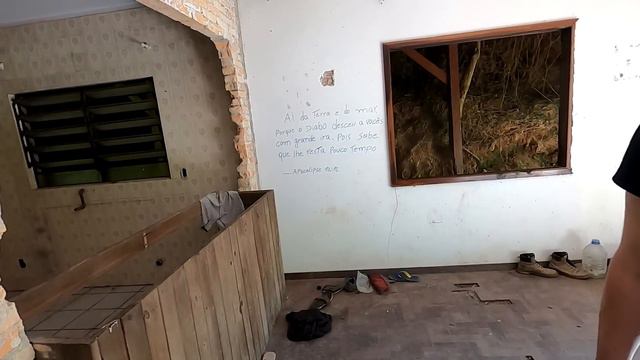 ALGO MUITO ASSUSTADOR ASSOMBRA ESSA BOATE CLANDESTINA NO MEIO DA FLORESTA! смотреть онлайн