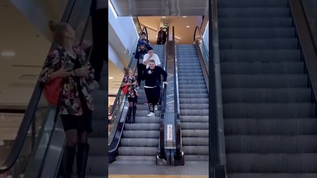 Носка воняет и ботинка порвалась #юмор #суетовый #пранк #shorts #приколы #добро