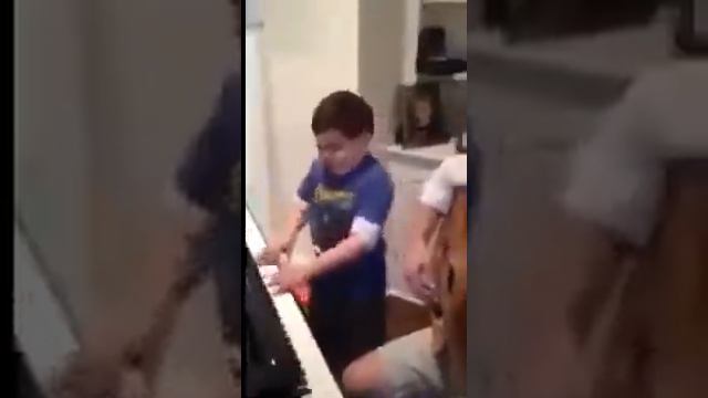 У парнишки явно талант! Талантливые дети! смотреть онлайн