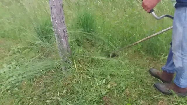 STIHL FS-120,košenje trave trokrakim nožem.STIHL FS-120,mowing the grass with a three-legged knife. смотреть онлайн