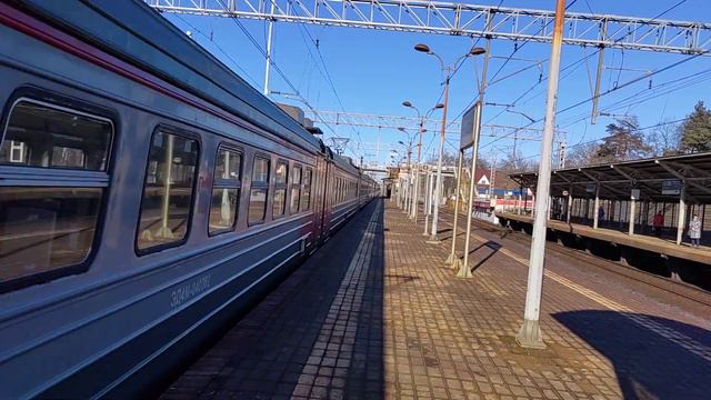 Электропоезд ЭД4М-0403 сообщением Монино-Москва Ярославская пролетает платформу Тайнинская смотреть онлайн