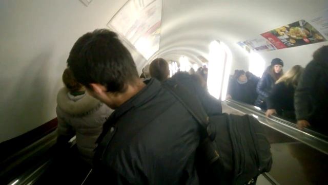 Метро Киев едем на эскалаторе вниз кругом люди смотреть онлайн