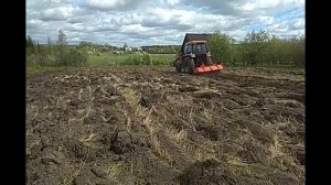 Вспашка земли трактором \ Деревенский дачник