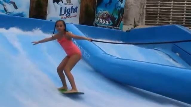 Тайланд. Серфинг-катание на доске по воде. Будущие спортсменки. смотреть онлайн