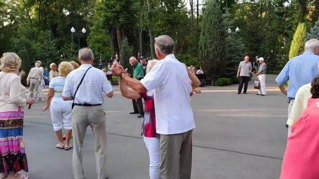 Скамейка в парке Танцы в парке Горького Харьков Август 2021 смотреть онлайн