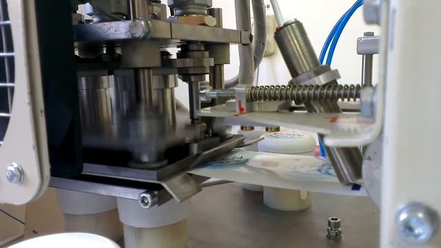 Станок накладки этикетки на крышки для бутылей смотреть онлайн