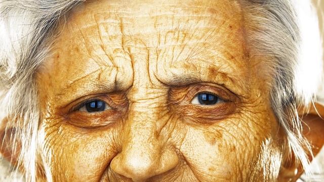 Патрульный снял с женщины перстень и подарил его своей любимой, а позже произошло шокирующее…