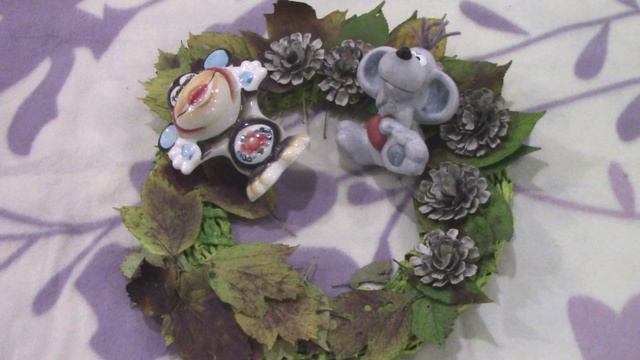 Поделка из природных материалов. Венок из осенних листьев. На хороший цветок летит и мотылёк. смотреть онлайн