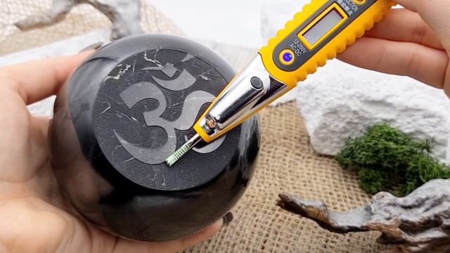 Скошенный шар из шунгита с глубокой гравировкой Ом / Shungite phere polished cut with engraving OM смотреть онлайн