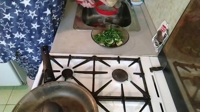 Готовлю Зеленый САЛАТ и жареную РЫБУ? Пиратская Жизн как будто с Луны?? смотреть онлайн