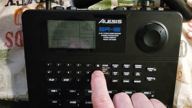 Alesis SR-16 Drum Machine. copy preset patterns to empty user slots. смотреть онлайн