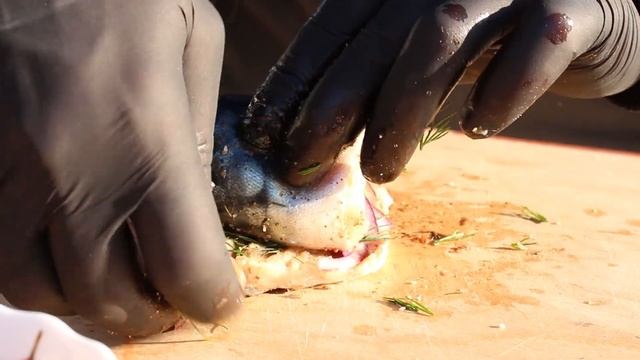 РУЛЕТ из СКУМБРИИ ( за 300 рублей ) на МАНГАЛЕ/Рецепт приготовления скумбрии на гриле. ENG SUB смотреть онлайн