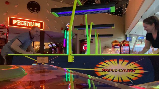 Аэрохоккей! Люблю активно и забавно проводить время! А эта игра очень активная!!