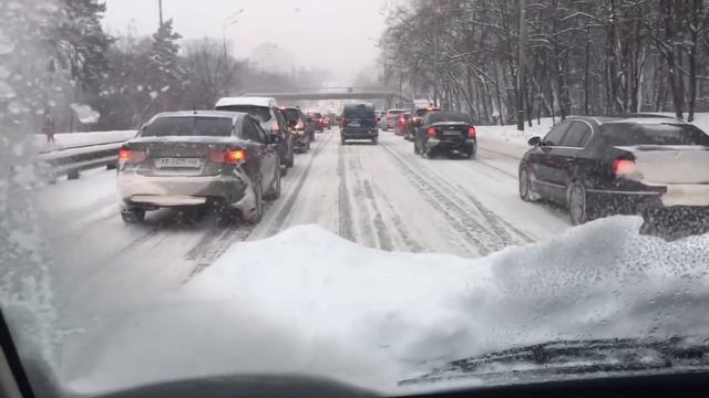 КИЕВ погруз в 9-ти бальных пробках?? смотреть онлайн