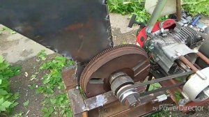 измельчитель веток из бензогенератора в работе