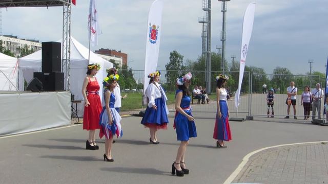 Барышни из театра моды «Шарм» танцуют в честь России. смотреть онлайн