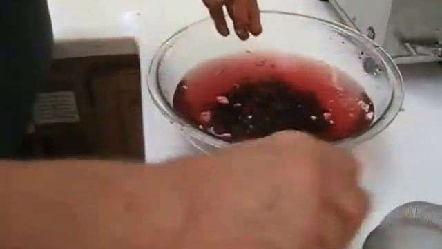 Making pomegranate juice on a Norwalk juicer after separating seeds for a sweeter juice смотреть онлайн