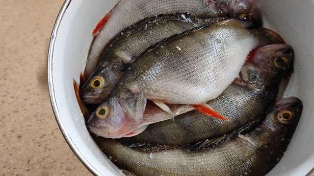 Как пожарить и легко почистить окуня . |Мировой закусон смотреть онлайн