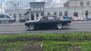 Волги V8 на гоночной трассе.