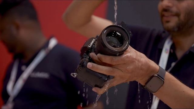 Panasonic Lumix S5 Water Resistance Test | Lumix S5 | 4K60p 10bit | Full Frame Mirrorless Camera. смотреть онлайн