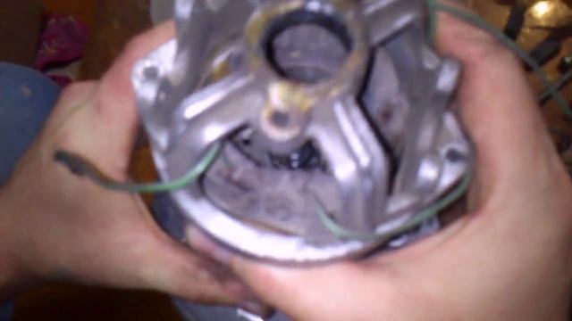 Разбираем пылесос Чайка 10м, для смазки подшипников смотреть онлайн