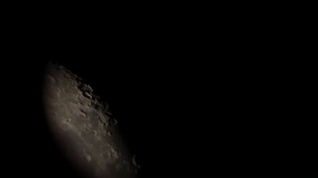 The moon through the National Geographic 700mm 3" Telescope in HD смотреть онлайн