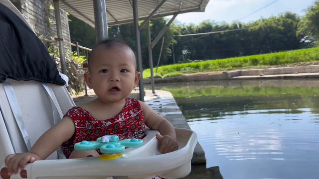 小语开始粘着妈妈了，阿表说去捞捞都不跟，果然母爱是无可替代的【阿表在农村】 смотреть онлайн