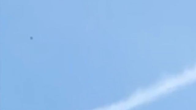 НЛО/UFO ( уже ОПОЗНАННЫЙ ОБЪЕКТ ) возле реактивного самолёта. Съёмка из окна. смотреть онлайн