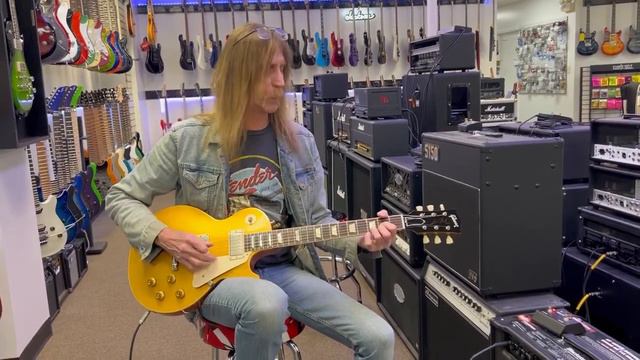 Danny demonstrates a Gibson Les Paul 57 reissue. смотреть онлайн