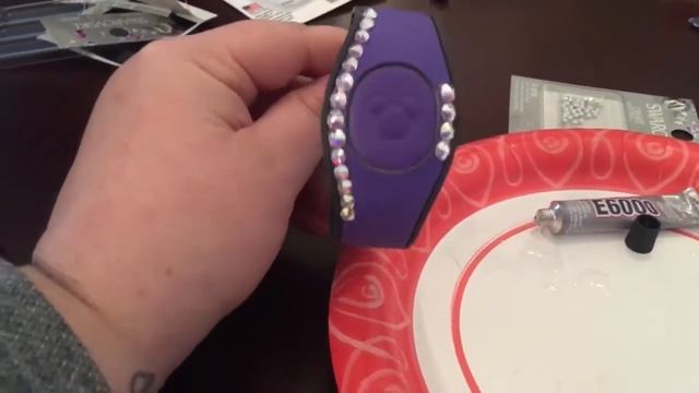 Decorating my magic band with Swarovski crystals!! смотреть онлайн