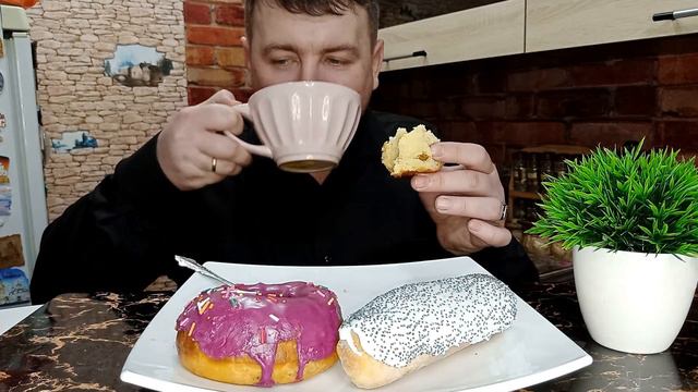 МУКБАНГ ВКУСНЕЙШИЕ ПИРОЖНЫЕ/ИСТОРИЯ КОТА ТВИКСА смотреть онлайн