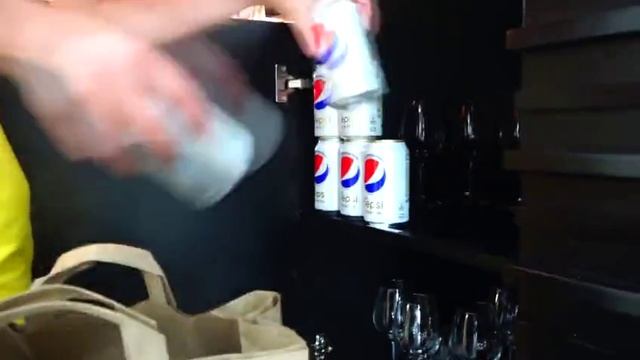 Bad Baby РАЗДАВИЛИ ПЕПСИ! FREAKY MOMMY CRUSHES PEPSI